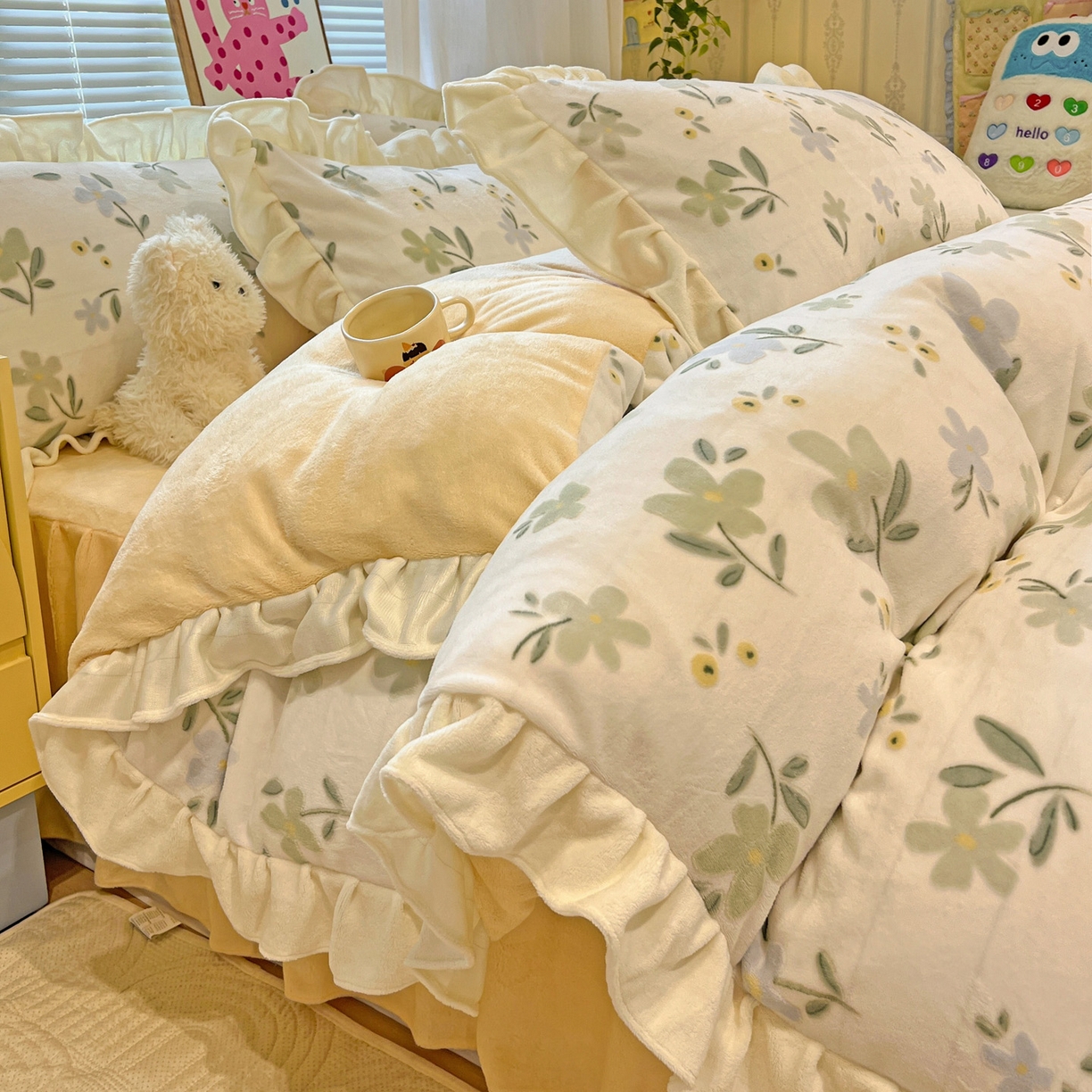 91家纺网 家纺一手货源 找家纺 麦朵家居 2025花边款雕花绒立体印花牛奶绒高克重宝宝绒床裙款四件套牛奶绒床笠兔绒三件套 物语-黄