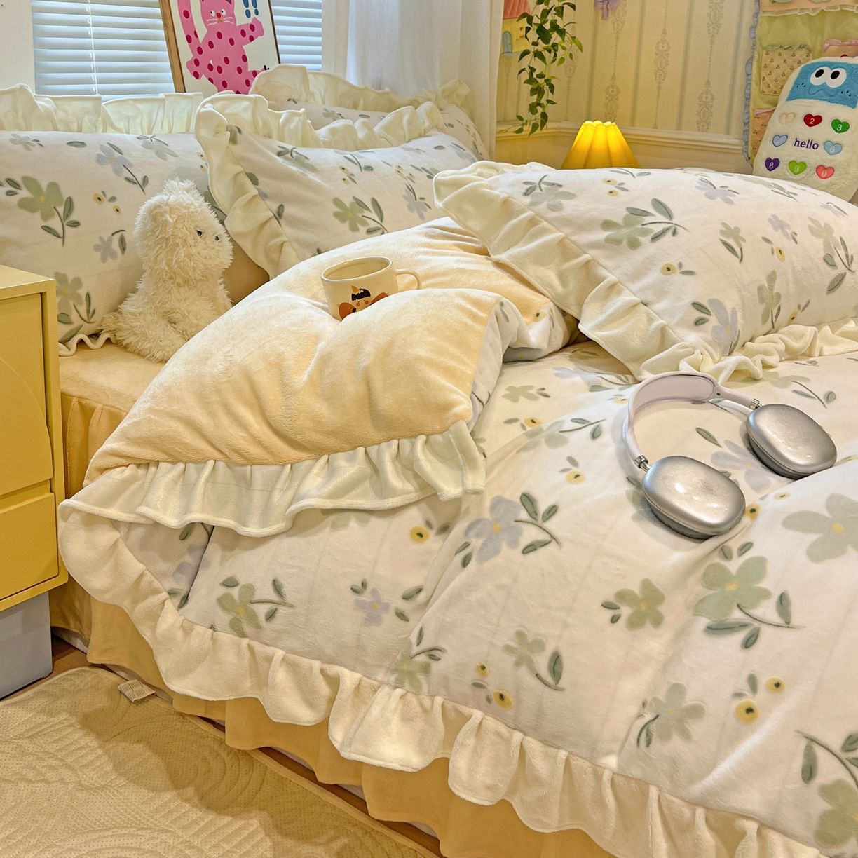91家纺网 家纺一手货源 找家纺 麦朵家居 2025花边款雕花绒立体印花牛奶绒高克重宝宝绒床裙款四件套牛奶绒床笠兔绒三件套 物语-黄