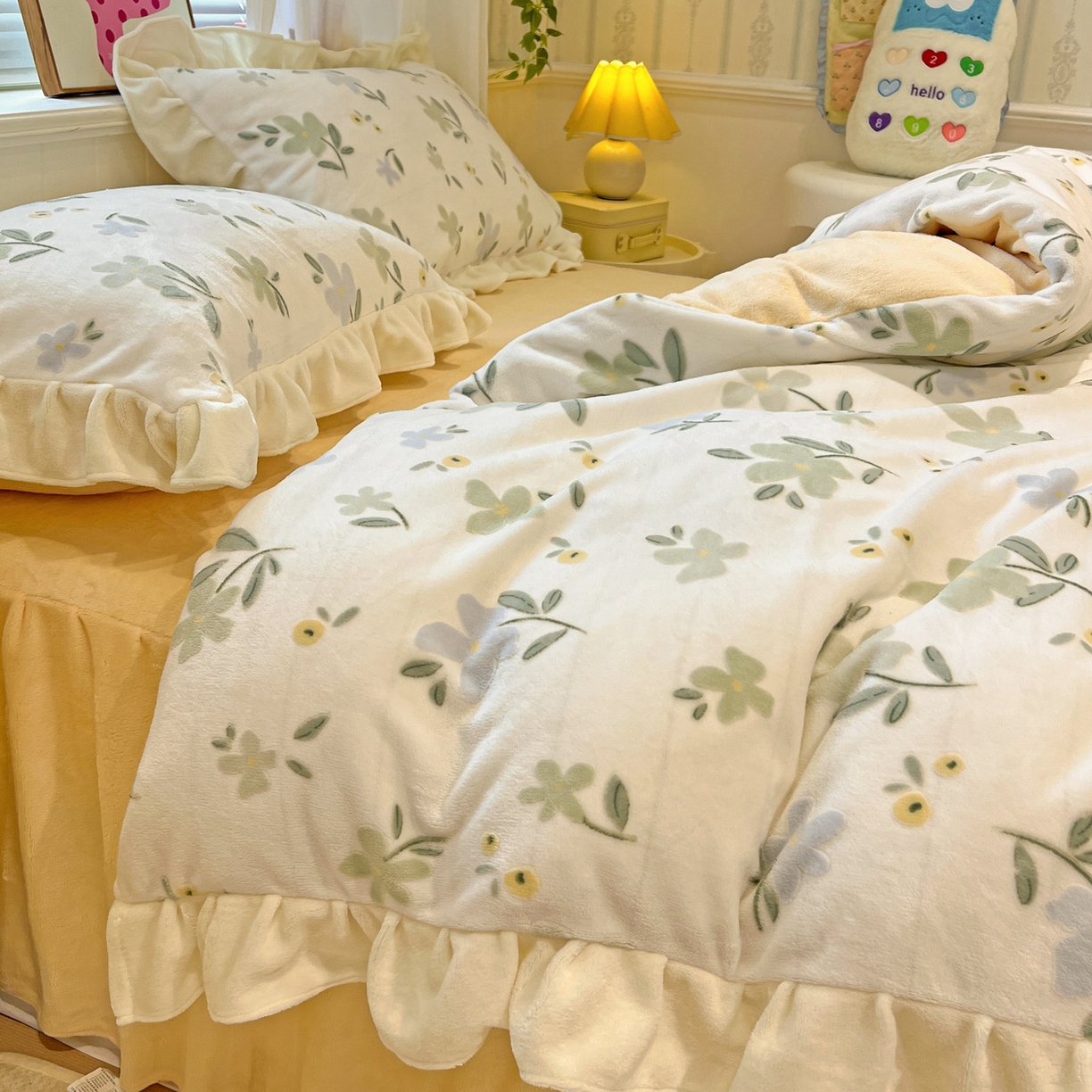 91家纺网 家纺一手货源 找家纺 麦朵家居 2025花边款雕花绒立体印花牛奶绒高克重宝宝绒床裙款四件套牛奶绒床笠兔绒三件套 物语-黄