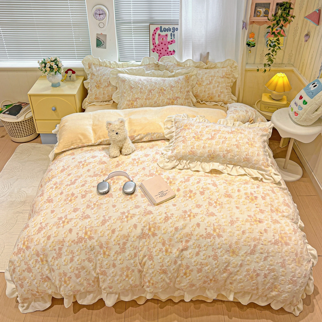 91家纺网 家纺一手货源 找家纺 麦朵家居 2025花边款雕花绒立体印花牛奶绒高克重宝宝绒床裙款四件套牛奶绒床笠兔绒三件套 花季-黄