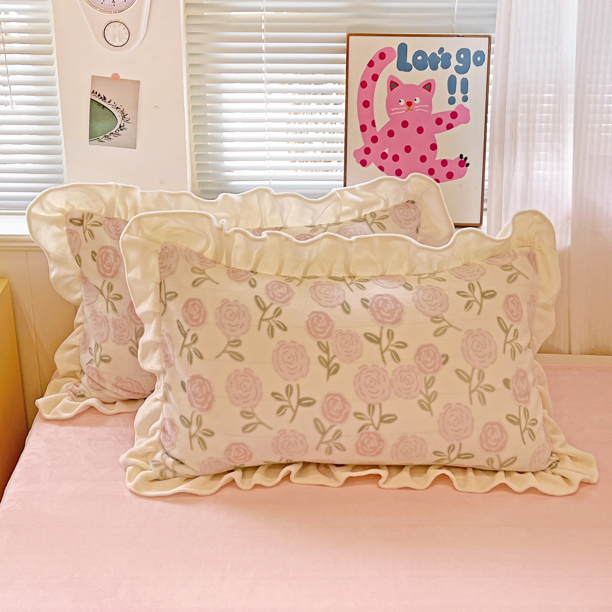 91家纺网 家纺一手货源 找家纺 麦朵家居 2025花边款雕花绒立体印花牛奶绒高克重宝宝绒床裙款四件套牛奶绒床笠兔绒三件套 蔷薇-粉