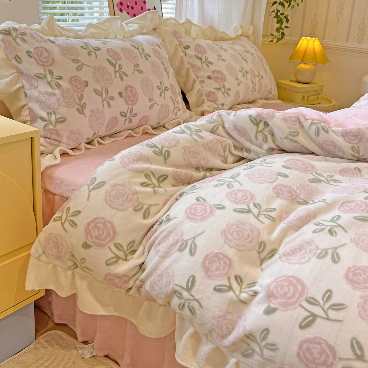 91家纺网 家纺一手货源 找家纺 麦朵家居 2025花边款雕花绒立体印花牛奶绒高克重宝宝绒床裙款四件套牛奶绒床笠兔绒三件套 蔷薇-粉