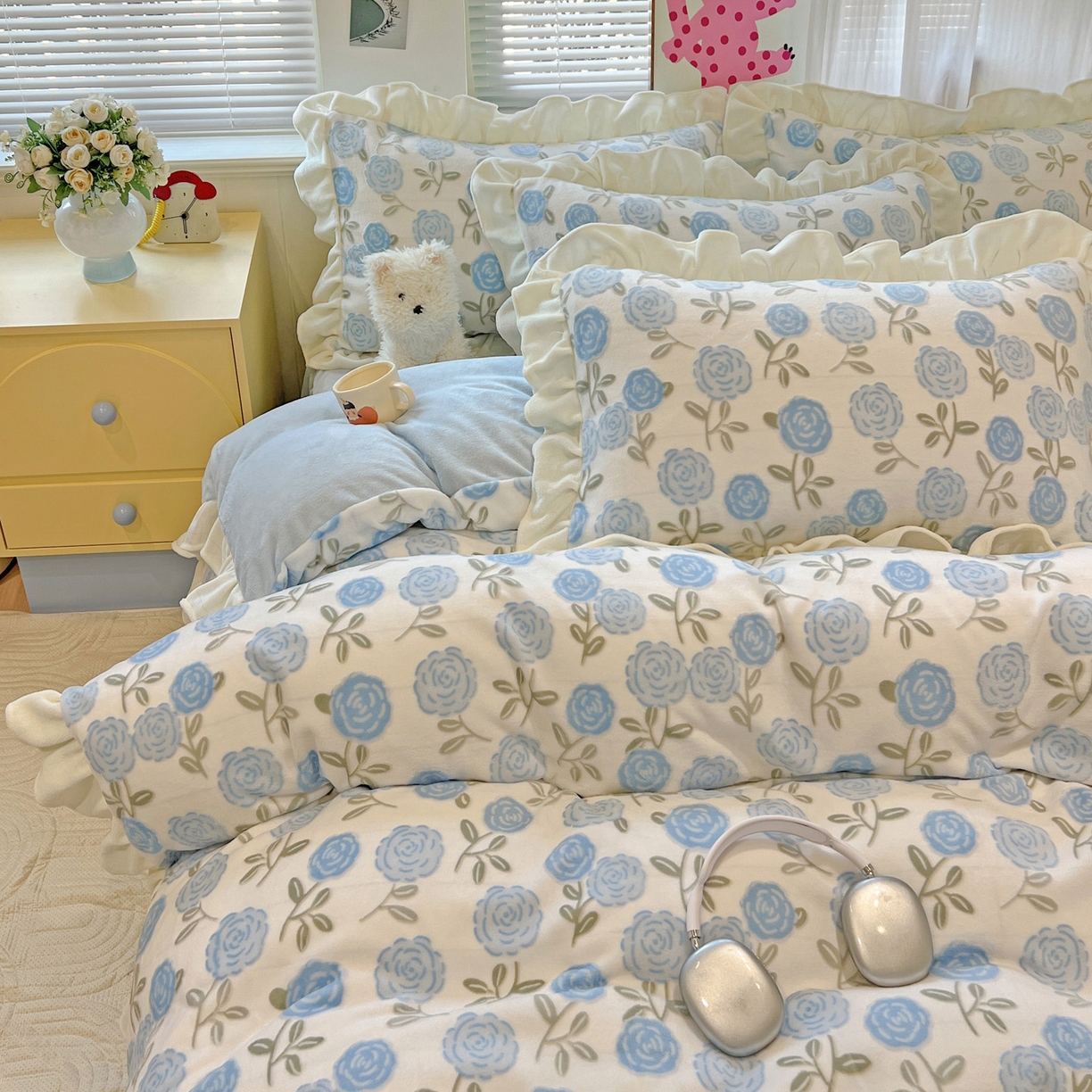 91家纺网 家纺一手货源 找家纺 麦朵家居 2025花边款雕花绒立体印花牛奶绒高克重宝宝绒床裙款四件套牛奶绒床笠兔绒三件套 蔷薇-蓝