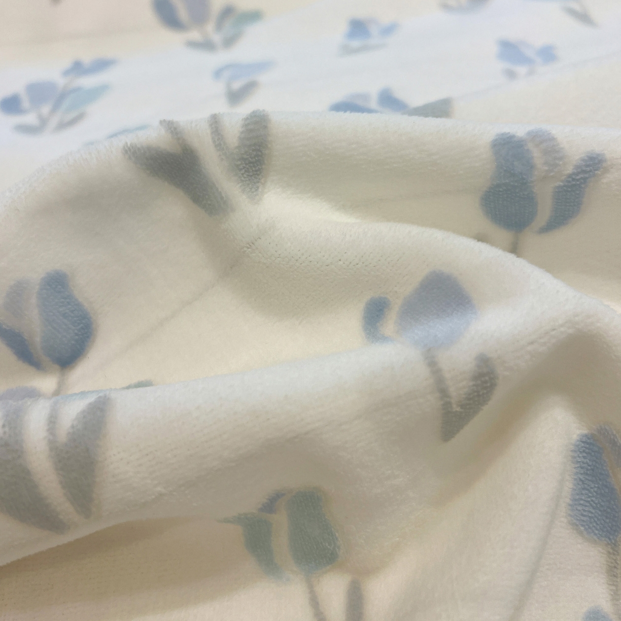 91家纺网 家纺一手货源 找家纺 麦朵家居 2025花边款雕花绒立体印花牛奶绒高克重宝宝绒床裙款四件套牛奶绒床笠兔绒三件套 花梦-兰