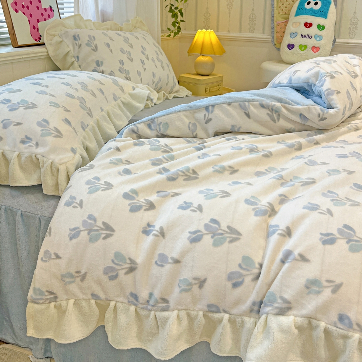 91家纺网 家纺一手货源 找家纺 麦朵家居 2025花边款雕花绒立体印花牛奶绒高克重宝宝绒床裙款四件套牛奶绒床笠兔绒三件套 花梦-兰