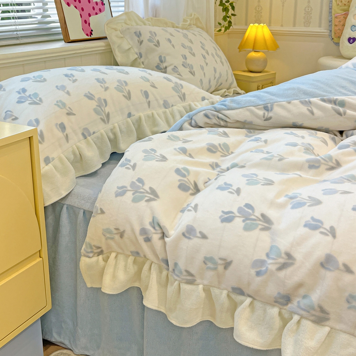 91家纺网 家纺一手货源 找家纺 麦朵家居 2025花边款雕花绒立体印花牛奶绒高克重宝宝绒床裙款四件套牛奶绒床笠兔绒三件套 花梦-兰