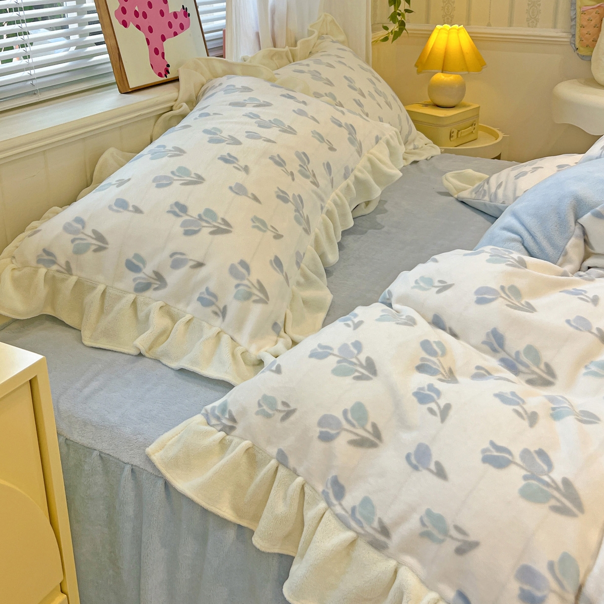 91家纺网 家纺一手货源 找家纺 麦朵家居 2025花边款雕花绒立体印花牛奶绒高克重宝宝绒床裙款四件套牛奶绒床笠兔绒三件套 花梦-兰