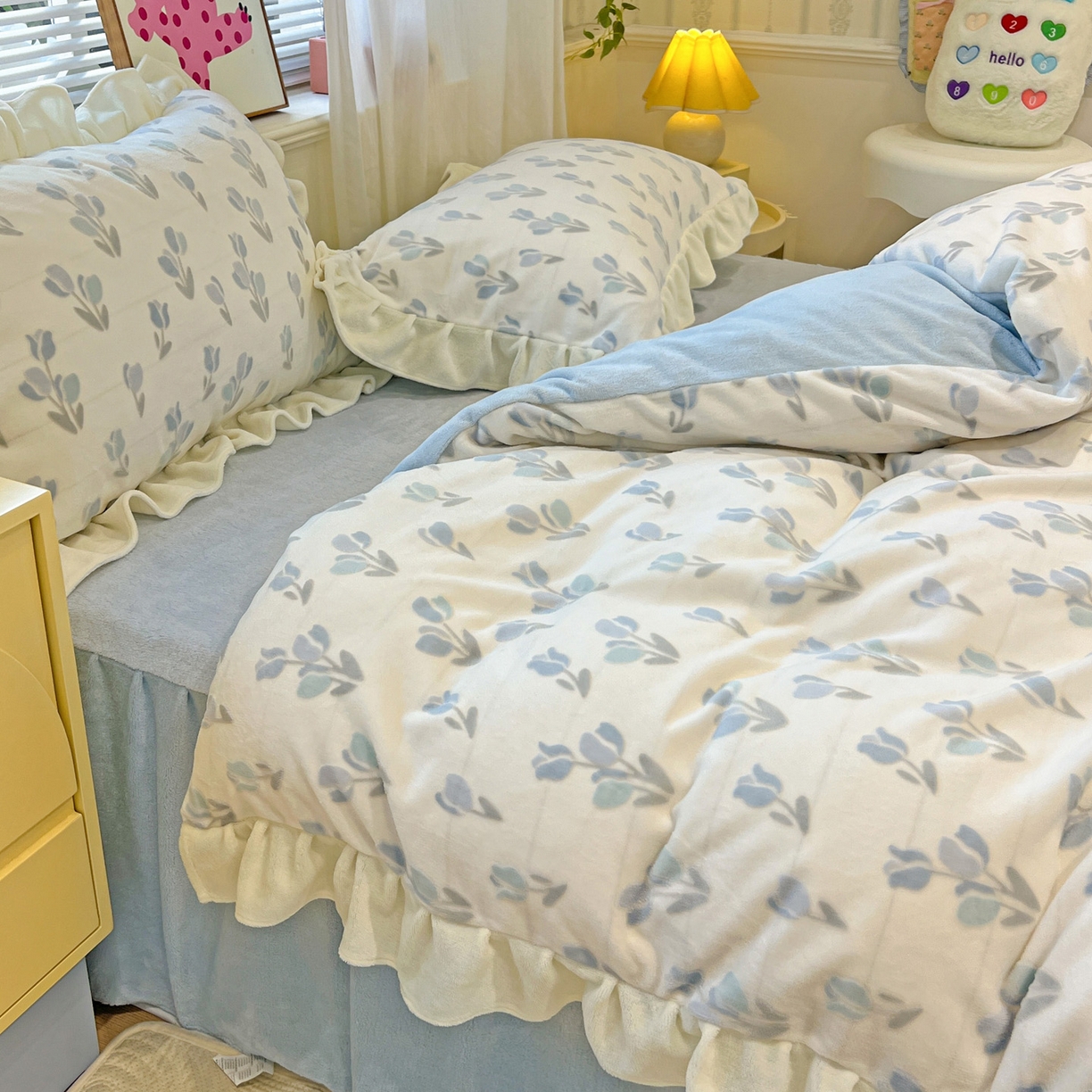 91家纺网 家纺一手货源 找家纺 麦朵家居 2025花边款雕花绒立体印花牛奶绒高克重宝宝绒床裙款四件套牛奶绒床笠兔绒三件套 花梦-兰