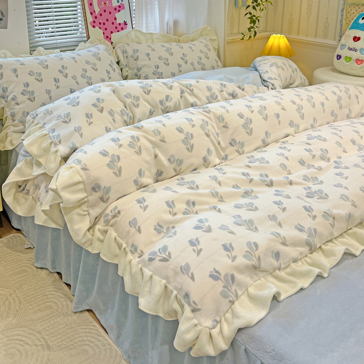 91家纺网 家纺一手货源 找家纺 麦朵家居 2025花边款雕花绒立体印花牛奶绒高克重宝宝绒床裙款四件套牛奶绒床笠兔绒三件套 花梦-兰