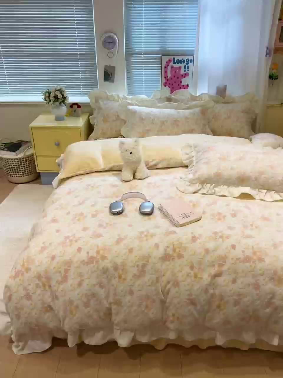 91家纺网 家纺一手货源 找家纺 麦朵家居 2025花边款雕花绒立体印花牛奶绒高克重宝宝绒床裙款四件套牛奶绒床笠兔绒三件套 花季-黄