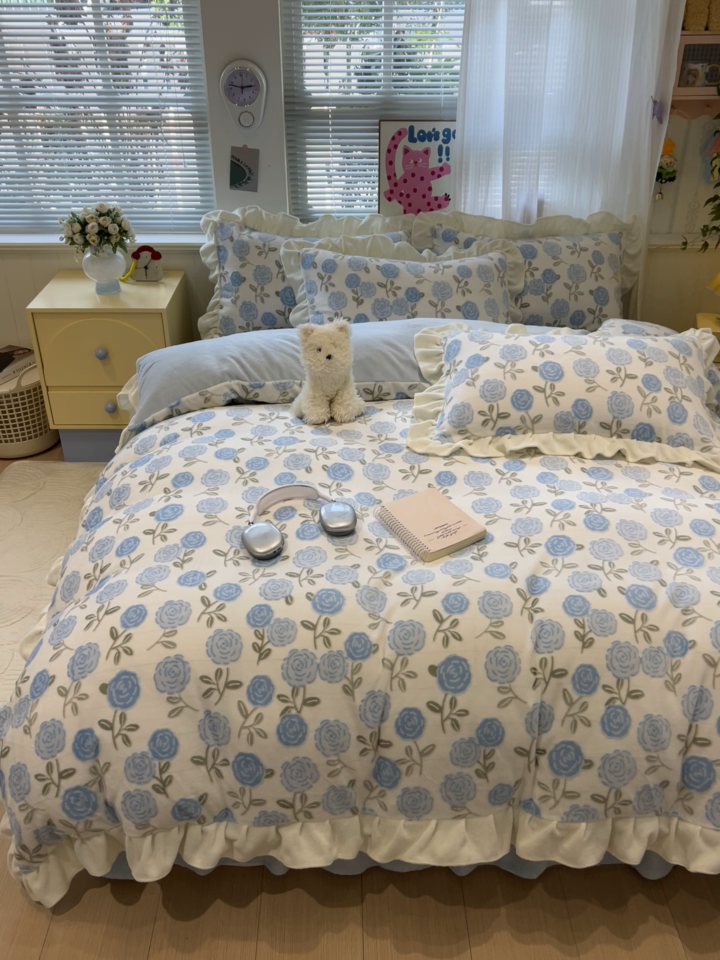 91家纺网 家纺一手货源 找家纺 麦朵家居 2025花边款雕花绒立体印花牛奶绒高克重宝宝绒床裙款四件套牛奶绒床笠兔绒三件套 蔷薇-蓝