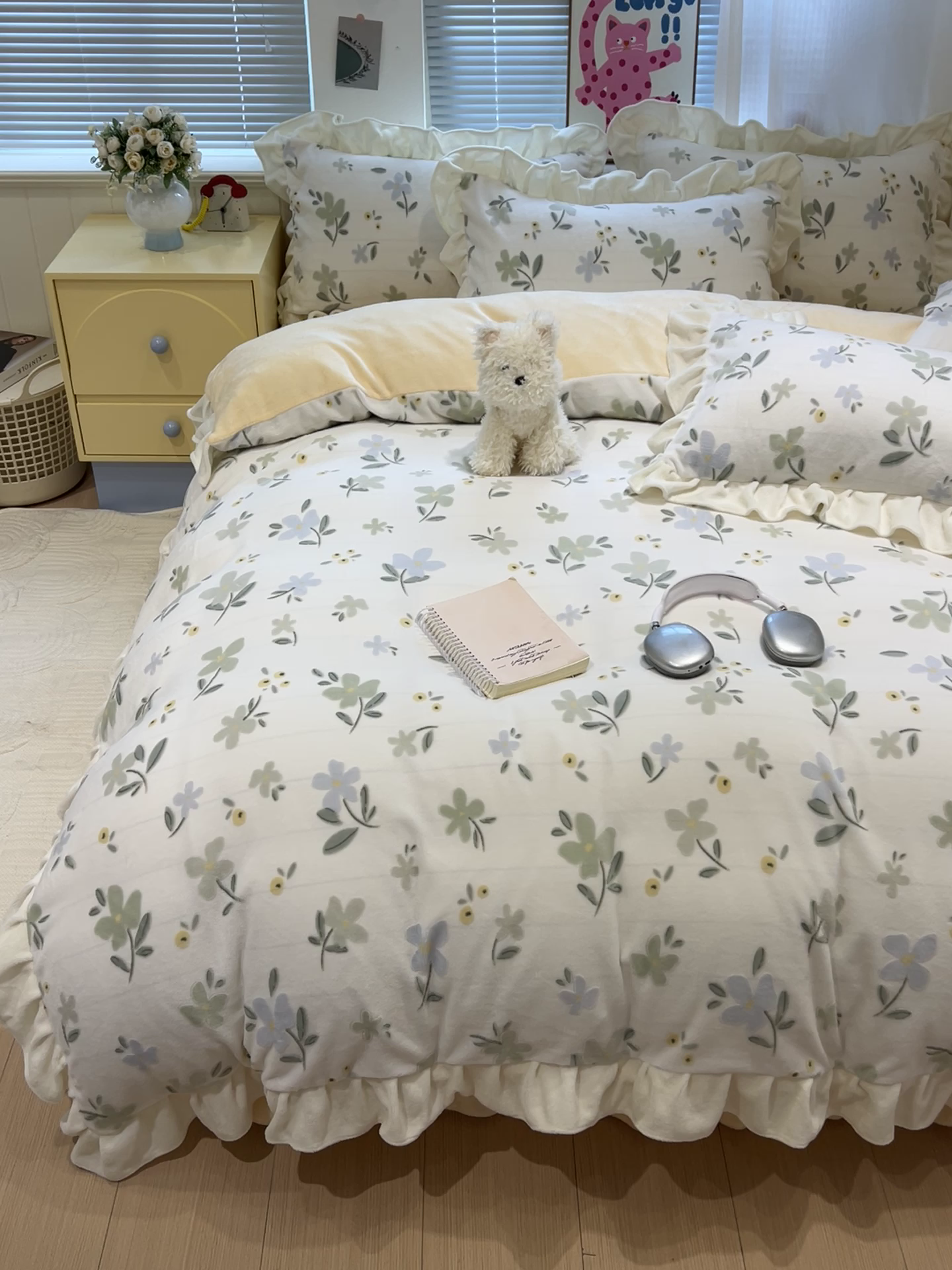 91家纺网 家纺一手货源 找家纺 麦朵家居 2025花边款雕花绒立体印花牛奶绒高克重宝宝绒床裙款四件套牛奶绒床笠兔绒三件套 物语-黄