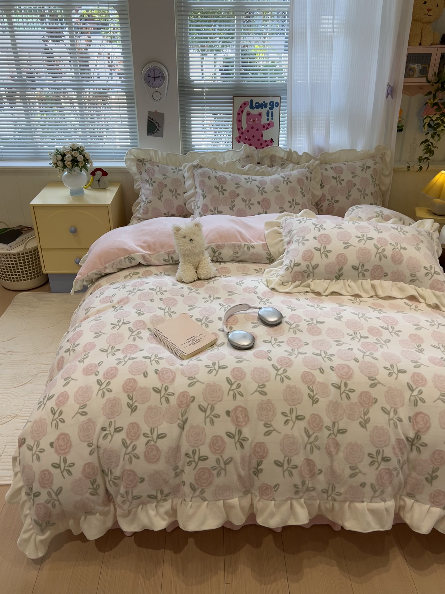 91家纺网 家纺一手货源 找家纺 麦朵家居 2025花边款雕花绒立体印花牛奶绒高克重宝宝绒床裙款四件套牛奶绒床笠兔绒三件套 蔷薇-粉
