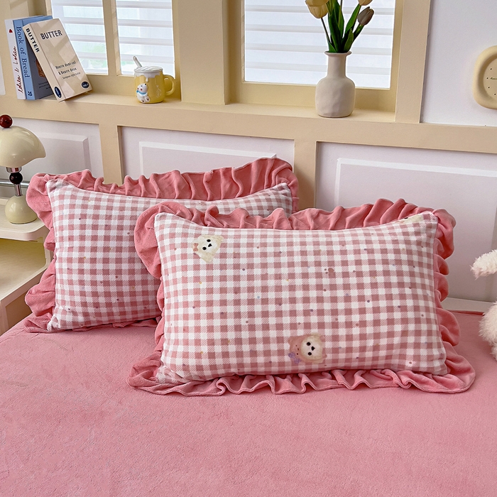 91家纺网 家纺一手货源 找家纺 找底底家纺 2025新款韩版加厚8斤牛奶绒花边四件套（日发50套优惠10元一套） 波点狗