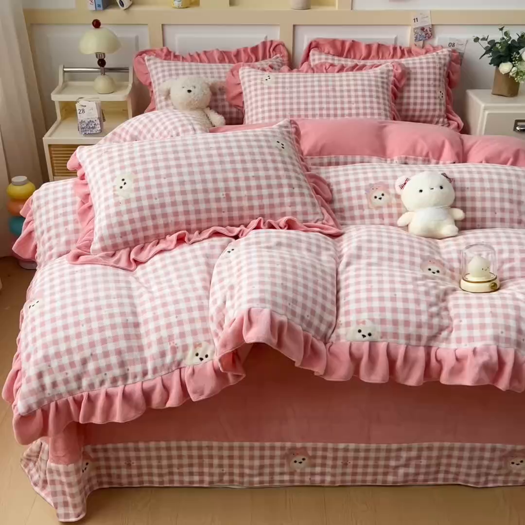 91家纺网 家纺一手货源 找家纺 找底底家纺 2025新款韩版加厚8斤牛奶绒花边四件套（日发50套优惠10元一套） 波点狗