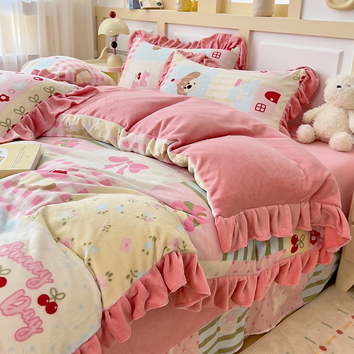 91家纺网 家纺一手货源 找家纺 找底底家纺 2025新款韩版加厚8斤牛奶绒花边四件套（日发50套优惠10元一套） 方块狗