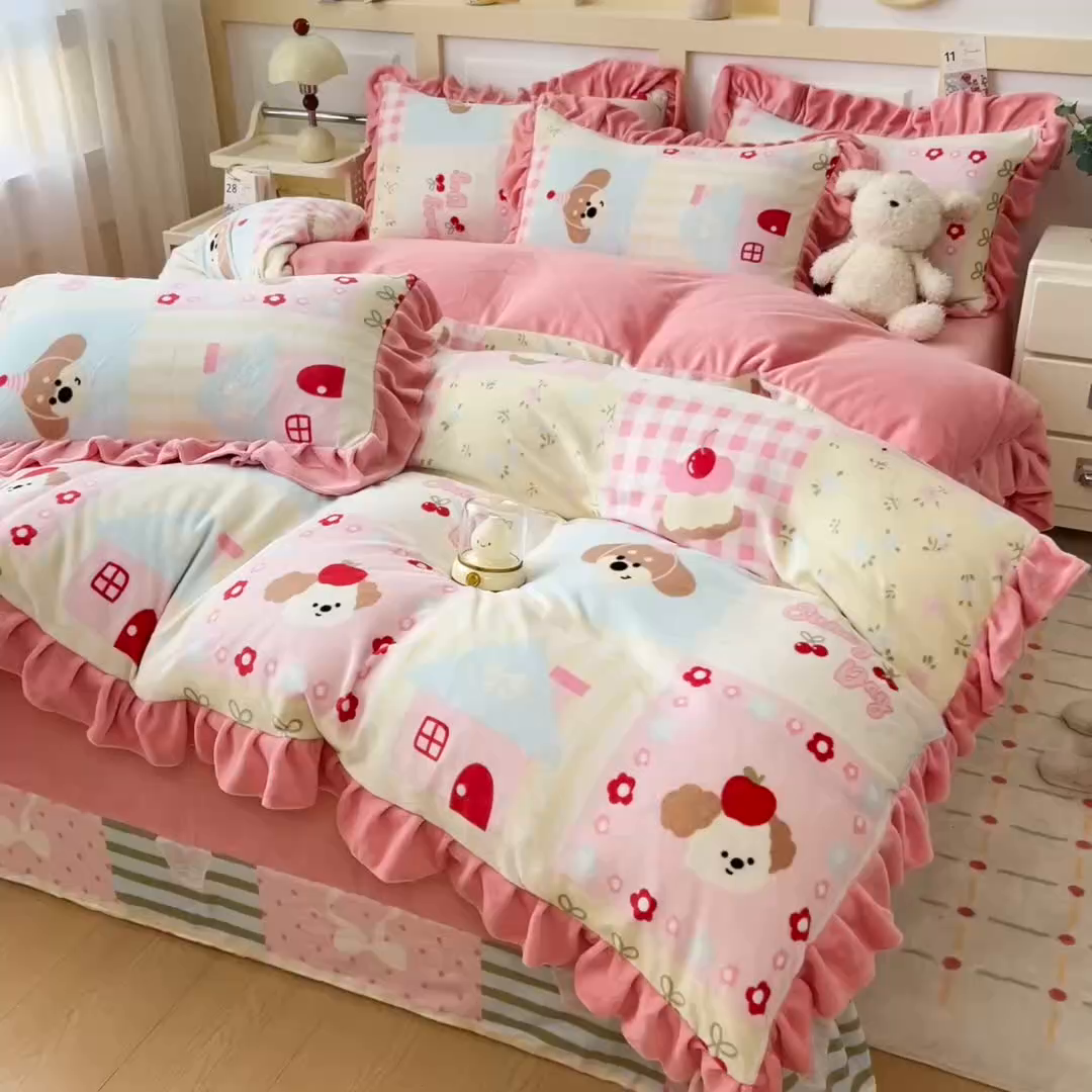 91家纺网 家纺一手货源 找家纺 找底底家纺 2025新款韩版加厚8斤牛奶绒花边四件套（日发50套优惠10元一套） 方块狗