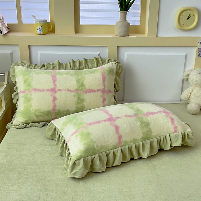 91家纺网 家纺一手货源 找家纺 找底底家纺 2025新款韩版加厚8斤牛奶绒花边四件套（日发50套优惠10元一套） 粉黛染青格