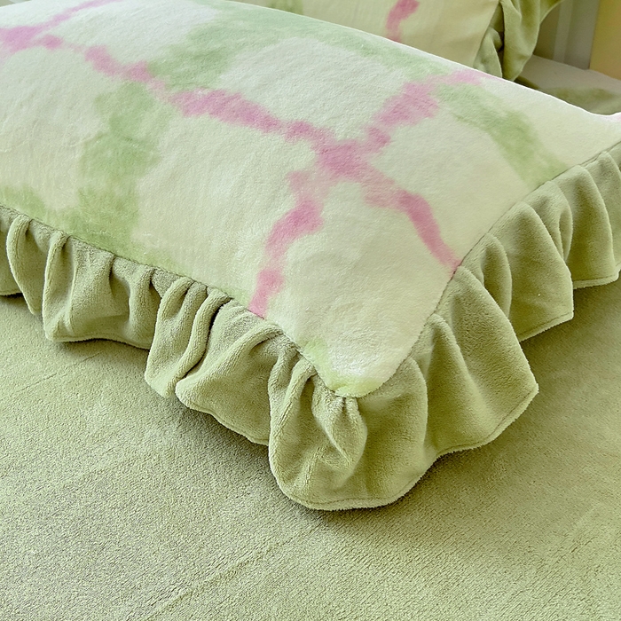 91家纺网 家纺一手货源 找家纺 找底底家纺 2025新款韩版加厚8斤牛奶绒花边四件套（日发50套优惠10元一套） 粉黛染青格