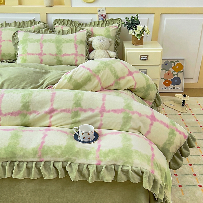 91家纺网 家纺一手货源 找家纺 找底底家纺 2025新款韩版加厚8斤牛奶绒花边四件套（日发50套优惠10元一套） 粉黛染青格