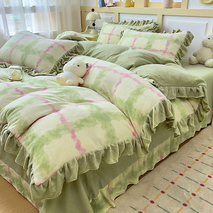 91家纺网 家纺一手货源 找家纺 找底底家纺 2025新款韩版加厚8斤牛奶绒花边四件套（日发50套优惠10元一套） 粉黛染青格