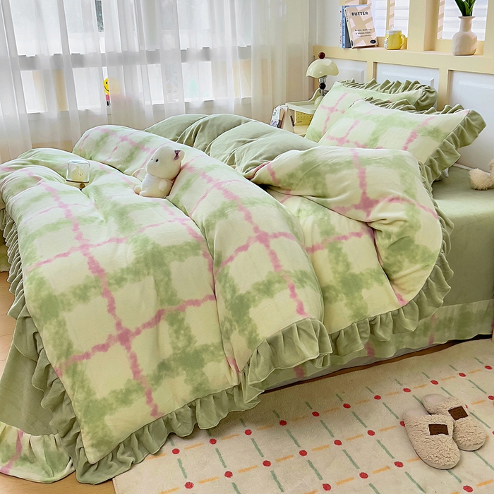 91家纺网 家纺一手货源 找家纺 找底底家纺 2025新款韩版加厚8斤牛奶绒花边四件套（日发50套优惠10元一套） 粉黛染青格