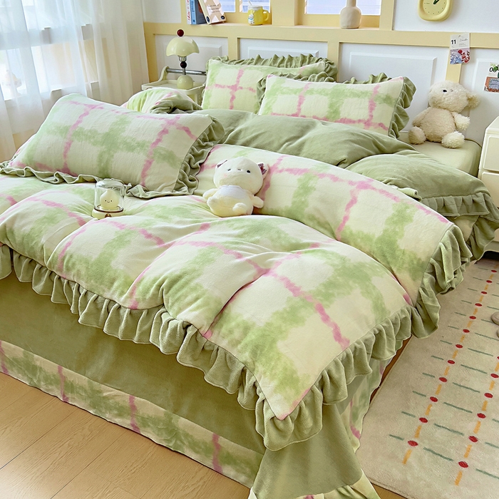 91家纺网 家纺一手货源 找家纺 找底底家纺 2025新款韩版加厚8斤牛奶绒花边四件套（日发50套优惠10元一套） 粉黛染青格