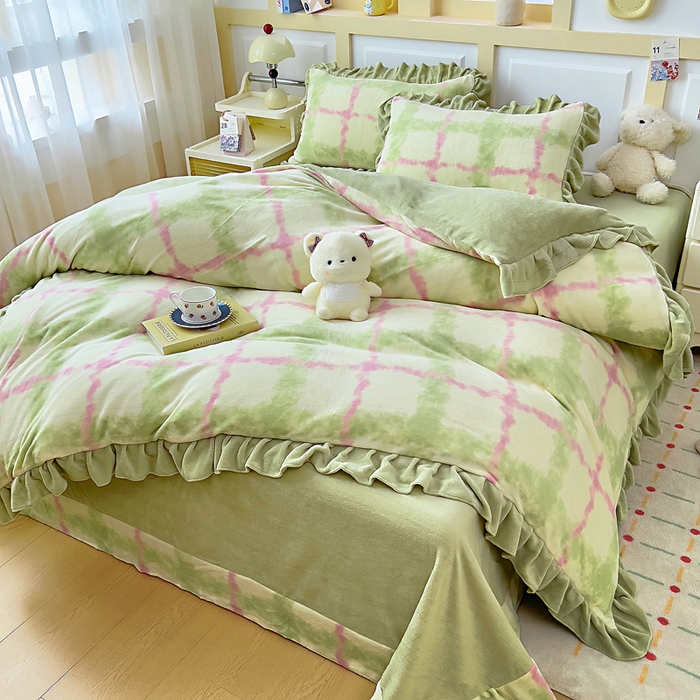 91家纺网 家纺一手货源 找家纺 找底底家纺 2025新款韩版加厚8斤牛奶绒花边四件套（日发50套优惠10元一套） 粉黛染青格