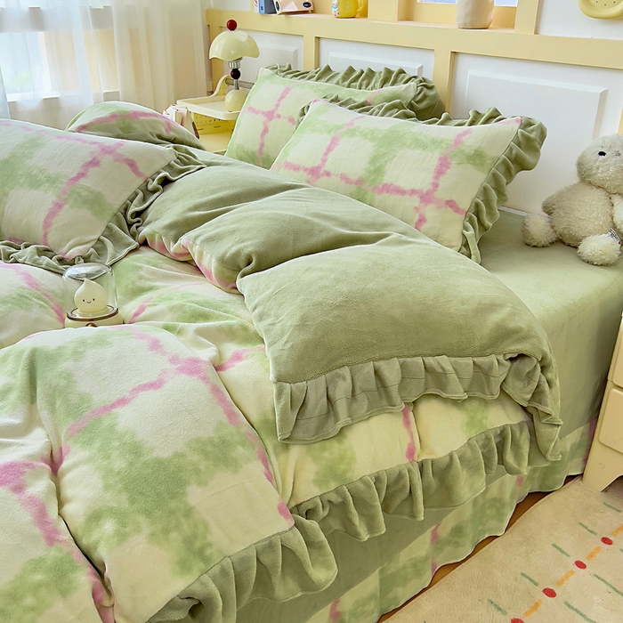 91家纺网 家纺一手货源 找家纺 找底底家纺 2025新款韩版加厚8斤牛奶绒花边四件套（日发50套优惠10元一套） 粉黛染青格