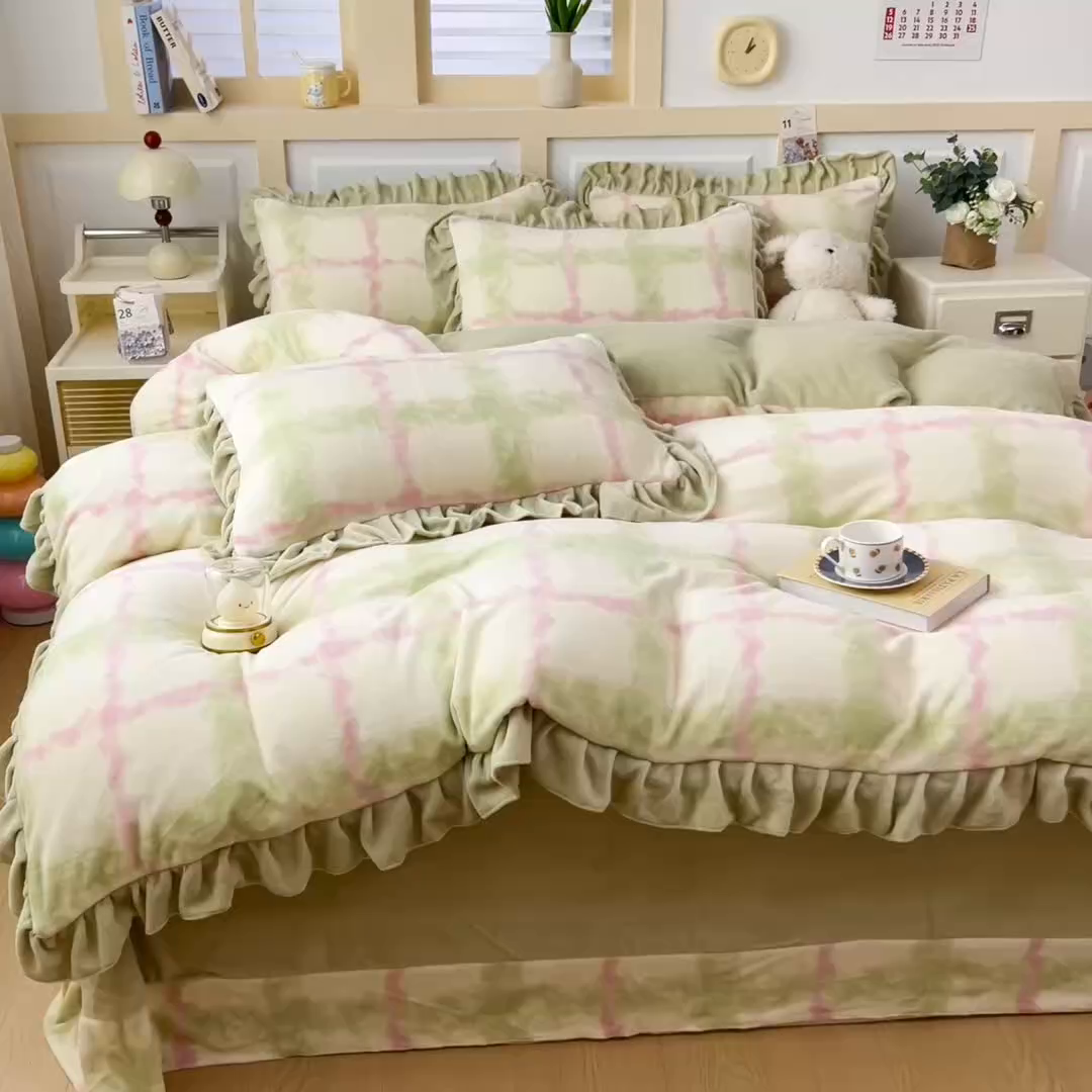 91家纺网 家纺一手货源 找家纺 找底底家纺 2025新款韩版加厚8斤牛奶绒花边四件套（日发50套优惠10元一套） 粉黛染青格