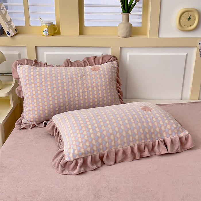 91家纺网 家纺一手货源 找家纺 找底底家纺 2025新款韩版加厚8斤牛奶绒花边四件套（日发50套优惠10元一套） 粉蝶语