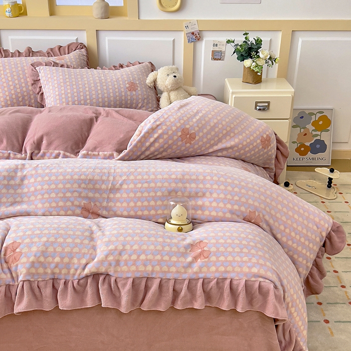 91家纺网 家纺一手货源 找家纺 找底底家纺 2025新款韩版加厚8斤牛奶绒花边四件套（日发50套优惠10元一套） 粉蝶语