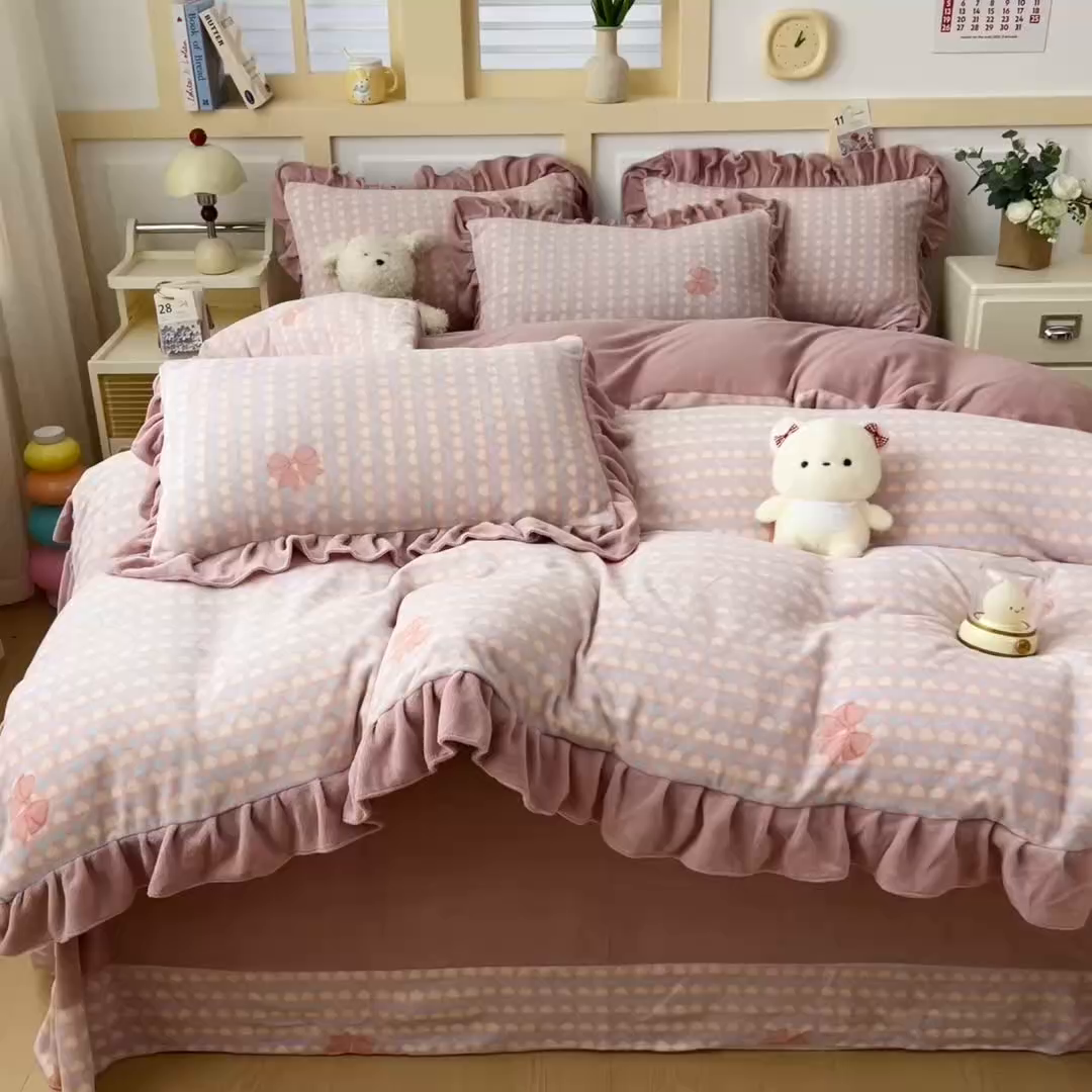 91家纺网 家纺一手货源 找家纺 找底底家纺 2025新款韩版加厚8斤牛奶绒花边四件套（日发50套优惠10元一套） 粉蝶语