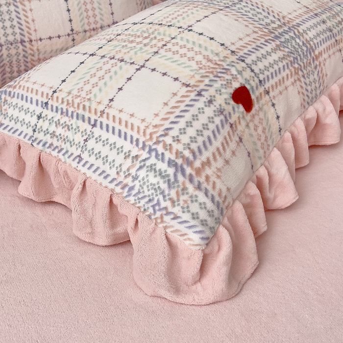 91家纺网 家纺一手货源 找家纺 找底底家纺 2025新款韩版加厚8斤牛奶绒花边四件套（日发50套优惠10元一套） 粉格韵