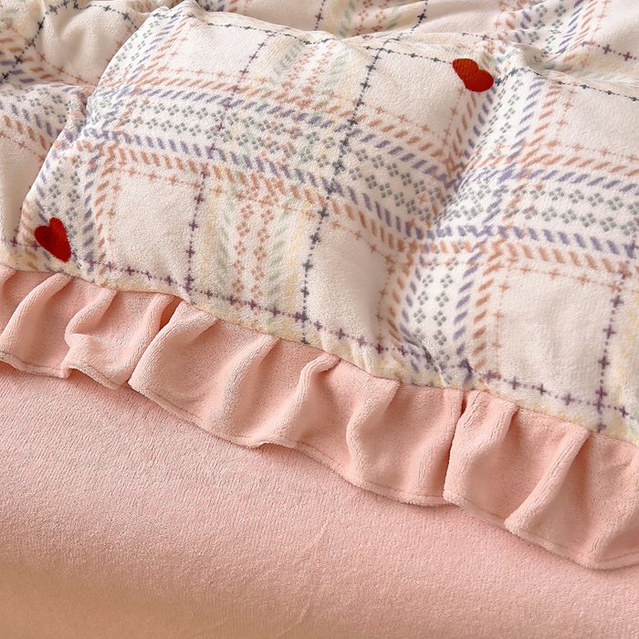 91家纺网 家纺一手货源 找家纺 找底底家纺 2025新款韩版加厚8斤牛奶绒花边四件套（日发50套优惠10元一套） 粉格韵