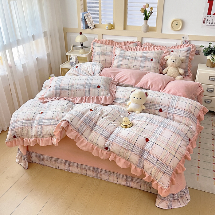 91家纺网 家纺一手货源 找家纺 找底底家纺 2025新款韩版加厚8斤牛奶绒花边四件套（日发50套优惠10元一套） 粉格韵