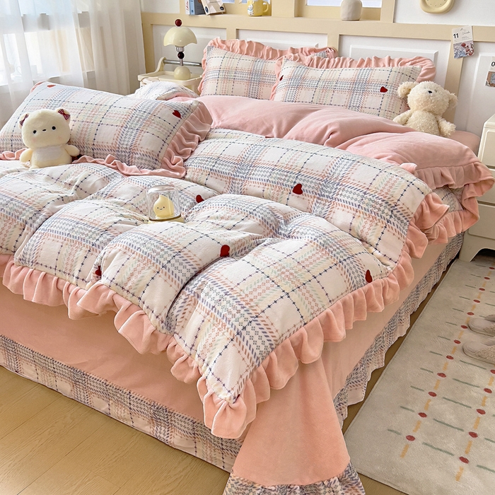 91家纺网 家纺一手货源 找家纺 找底底家纺 2025新款韩版加厚8斤牛奶绒花边四件套（日发50套优惠10元一套） 粉格韵