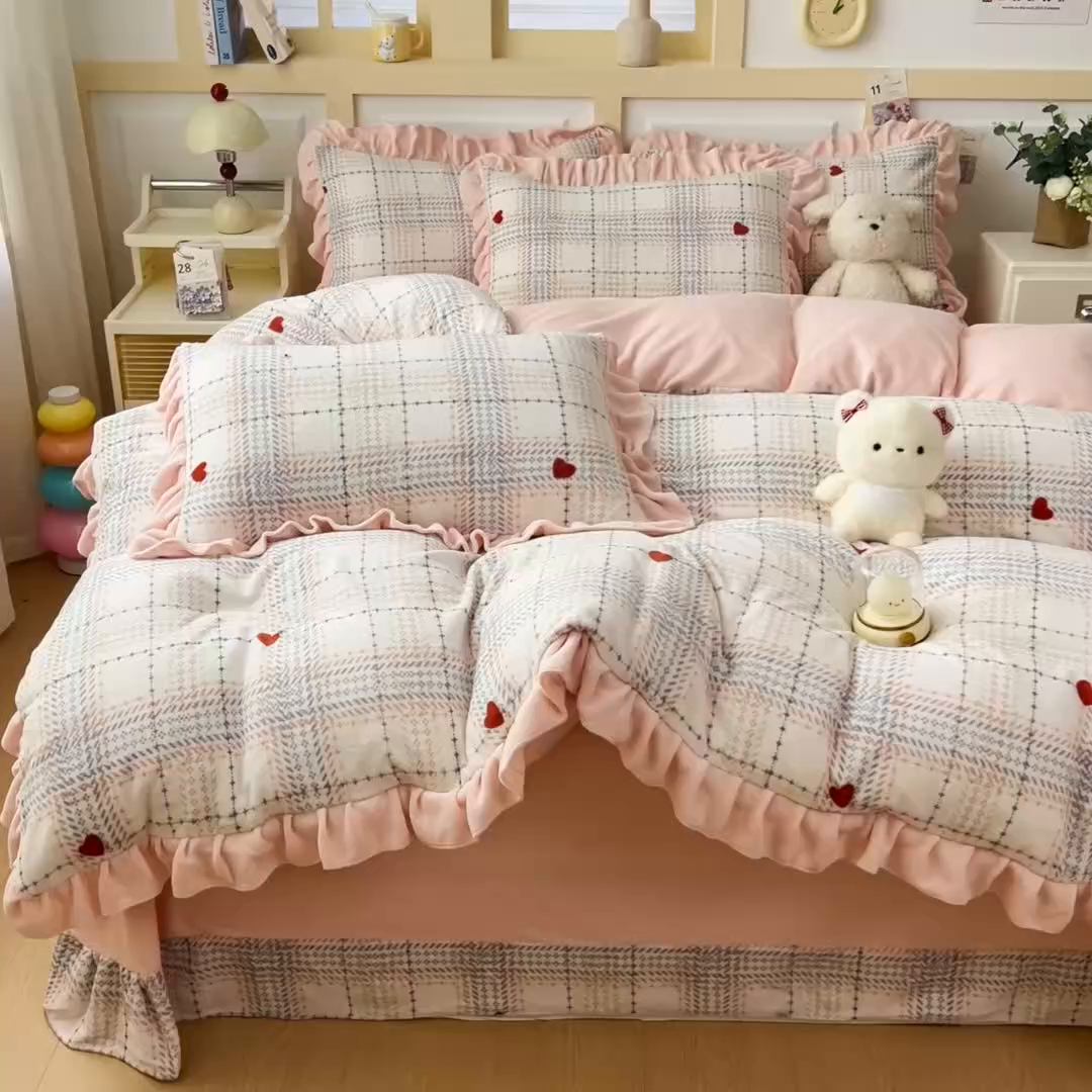 91家纺网 家纺一手货源 找家纺 找底底家纺 2025新款韩版加厚8斤牛奶绒花边四件套（日发50套优惠10元一套） 粉格韵