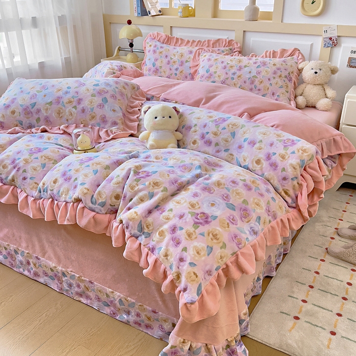 91家纺网 家纺一手货源 找家纺 找底底家纺 2025新款韩版加厚8斤牛奶绒花边四件套（日发50套优惠10元一套） 粉花漫