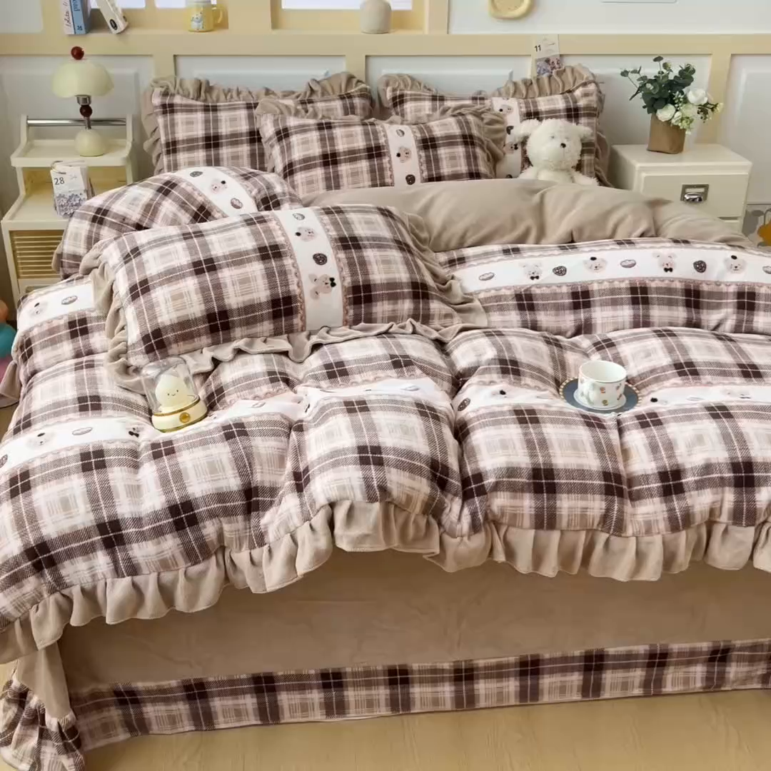 91家纺网 家纺一手货源 找家纺 找底底家纺 2025新款韩版加厚8斤牛奶绒花边四件套（日发50套优惠10元一套） 格兔暖兮