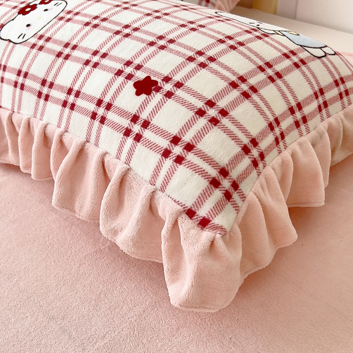 91家纺网 家纺一手货源 找家纺 找底底家纺 2025新款韩版加厚8斤牛奶绒花边四件套（日发50套优惠10元一套） 红格苹果猫