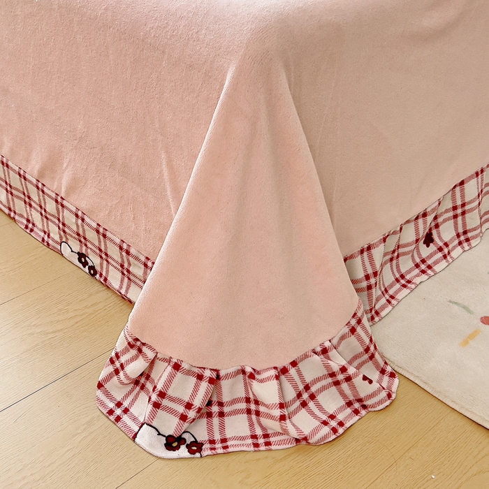 91家纺网 家纺一手货源 找家纺 找底底家纺 2025新款韩版加厚8斤牛奶绒花边四件套（日发50套优惠10元一套） 红格苹果猫