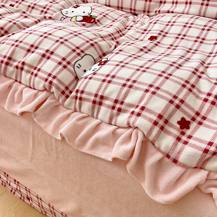 91家纺网 家纺一手货源 找家纺 找底底家纺 2025新款韩版加厚8斤牛奶绒花边四件套（日发50套优惠10元一套） 红格苹果猫