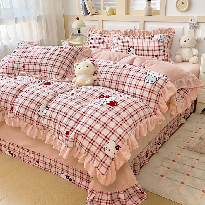 91家纺网 家纺一手货源 找家纺 找底底家纺 2025新款韩版加厚8斤牛奶绒花边四件套（日发50套优惠10元一套） 红格苹果猫