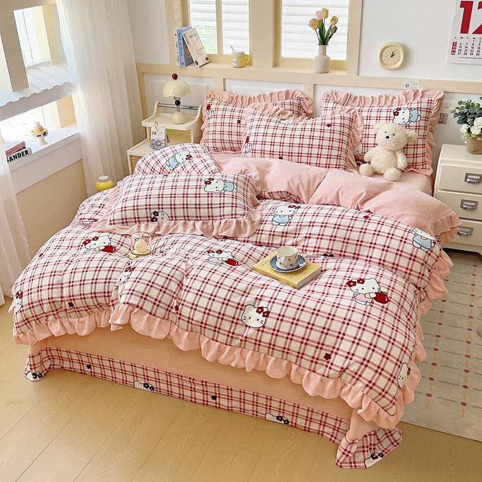 91家纺网 家纺一手货源 找家纺 找底底家纺 2025新款韩版加厚8斤牛奶绒花边四件套（日发50套优惠10元一套） 红格苹果猫