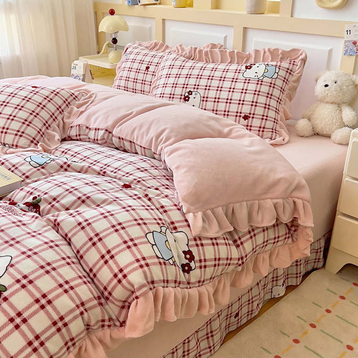 91家纺网 家纺一手货源 找家纺 找底底家纺 2025新款韩版加厚8斤牛奶绒花边四件套（日发50套优惠10元一套） 红格苹果猫