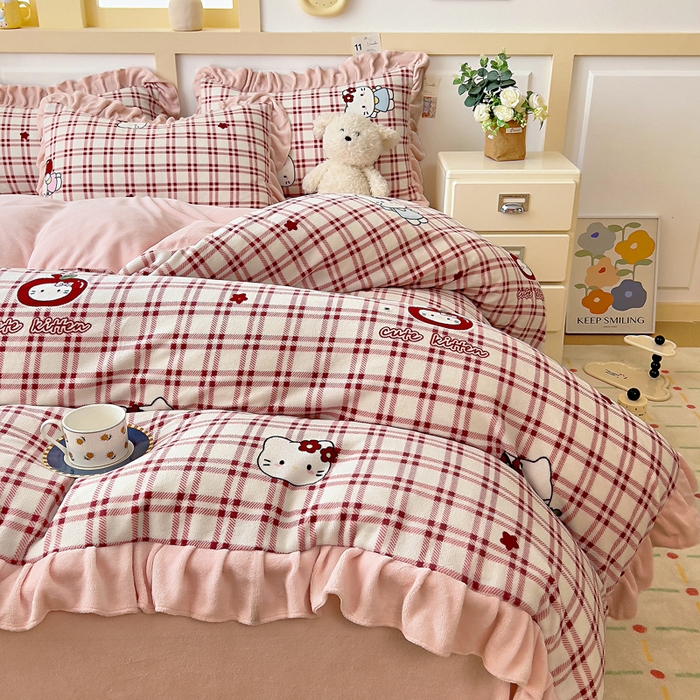 91家纺网 家纺一手货源 找家纺 找底底家纺 2025新款韩版加厚8斤牛奶绒花边四件套（日发50套优惠10元一套） 红格苹果猫