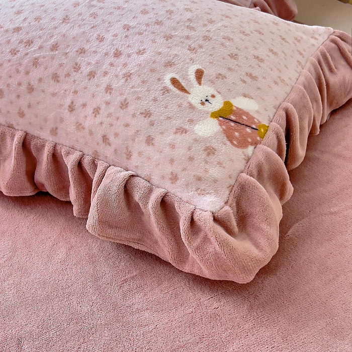 91家纺网 家纺一手货源 找家纺 找底底家纺 2025新款韩版加厚8斤牛奶绒花边四件套（日发50套优惠10元一套） 花兔絮语