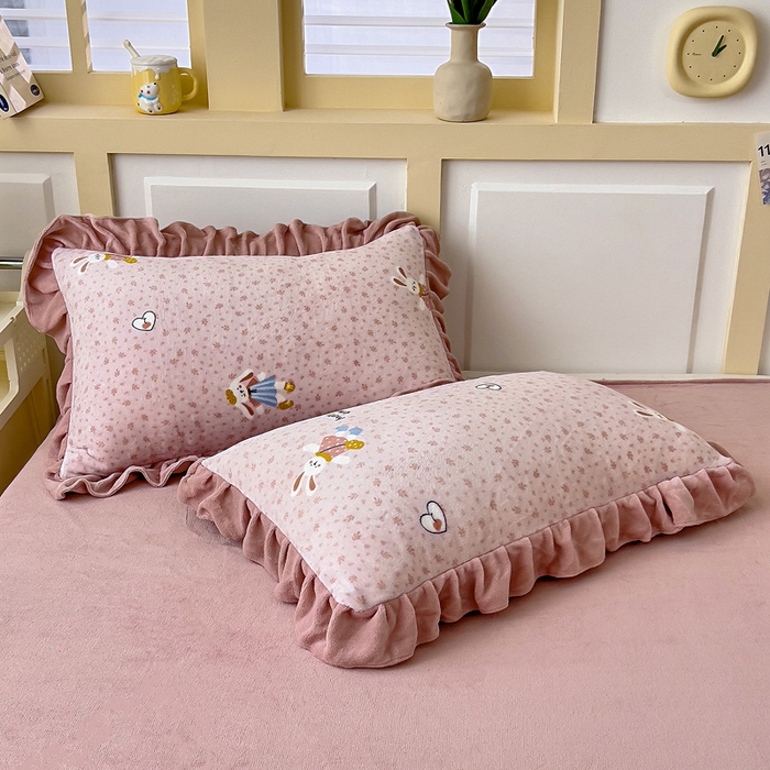 91家纺网 家纺一手货源 找家纺 找底底家纺 2025新款韩版加厚8斤牛奶绒花边四件套（日发50套优惠10元一套） 花兔絮语