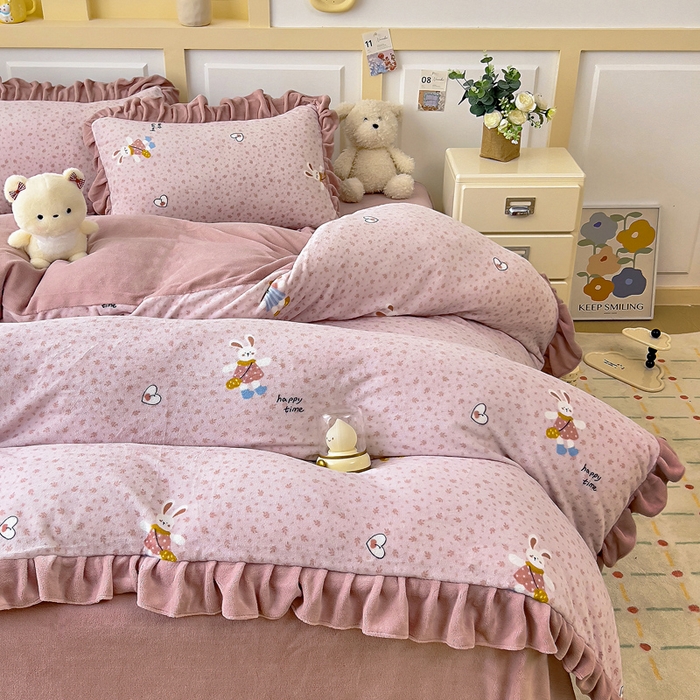 91家纺网 家纺一手货源 找家纺 找底底家纺 2025新款韩版加厚8斤牛奶绒花边四件套（日发50套优惠10元一套） 花兔絮语